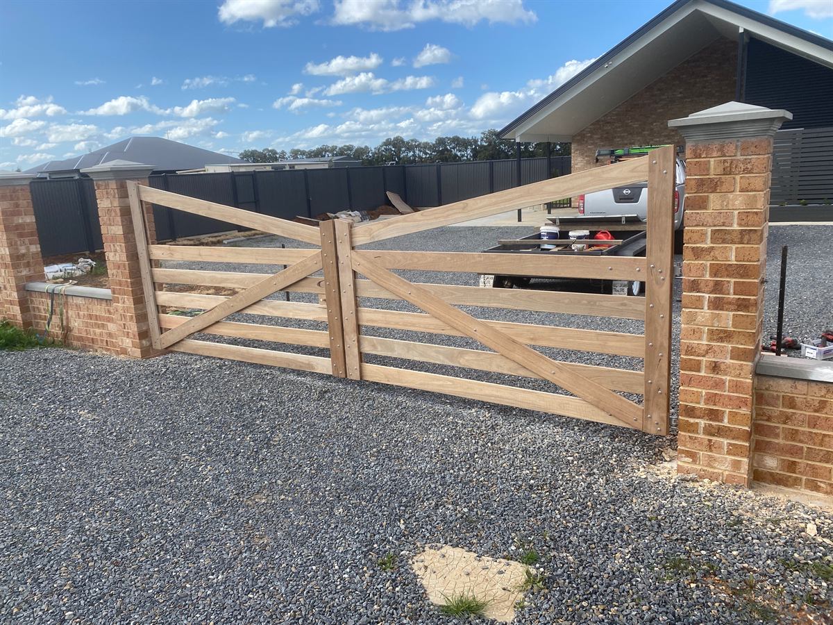 Entrance & Driveway Gates