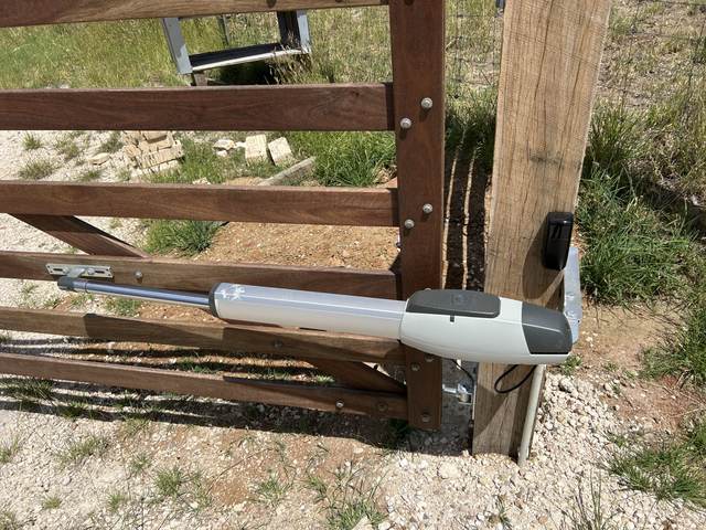 Swing motor fitted to a timber gate