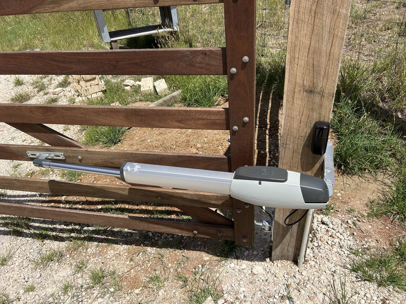 Swing motor fitted to a timber gate